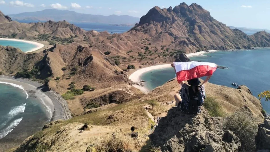 Mendaki Terjal di Pulau Padar