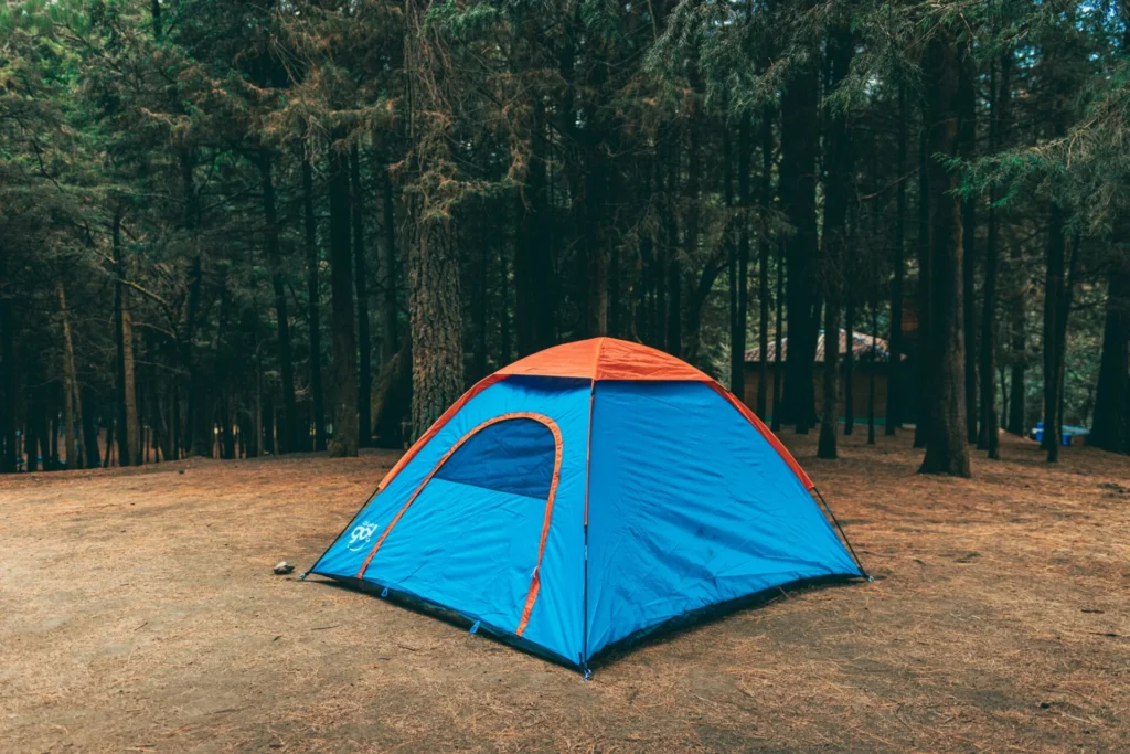 mendirikan tenda di permukaan yang tepat